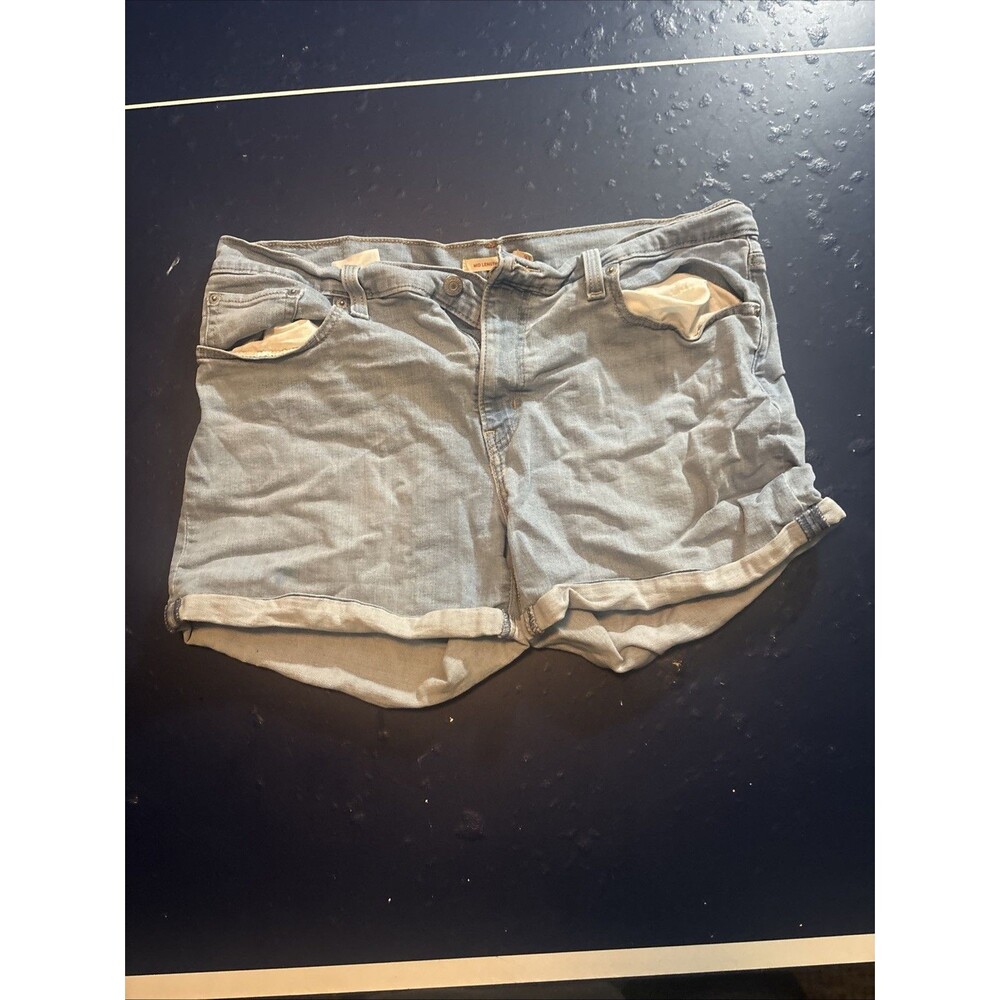 NWTs Women’s Levi Shorts Size 33, Mid Length, Hypersoft, Soft, Original Style